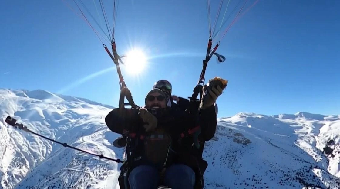 Erzincan’ın Ergan Dağı Kayak Merkezi’nde Kayak ve Paraşütle Waffle!