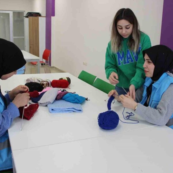 Erzincan Öğrenci Yurdu öğrencileri ve Geyikli Şehit Polis Hakan Can İlkokulu öğrencileri bir araya geldi.-1