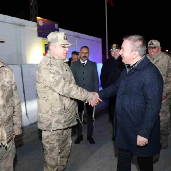 Erzincan Valisi Hamza Aydoğdu'nun güvenlik güçlerini ziyaret ettiği bir görüntü.-5