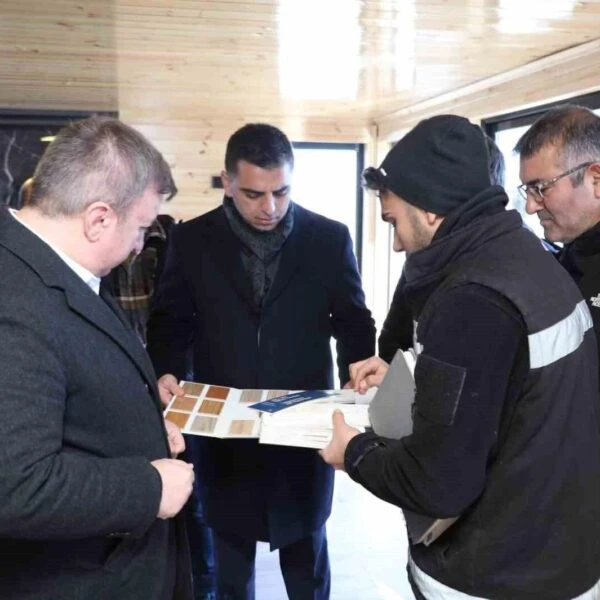 Erzincan Valisi Hamza Aydoğdu ve EBYÜ Rektörü Prof. Dr. Akın Levent, Dağ Kütüphanesi'ni ziyaret ediyorlar.-1