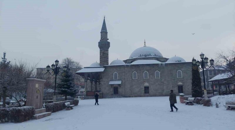 Erzurum'da Soğuk ve Kar Yağışı Ulaşımda Sıkıntı Yaşattı 1