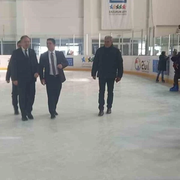 Erzurum Gençlik ve Spor İl Müdürü Levent Çakmur ve ekibi ilk ve ortaokul öğrencilerine ve ailelerine buz pateni keyfi yaşattığı etkinlikte -1