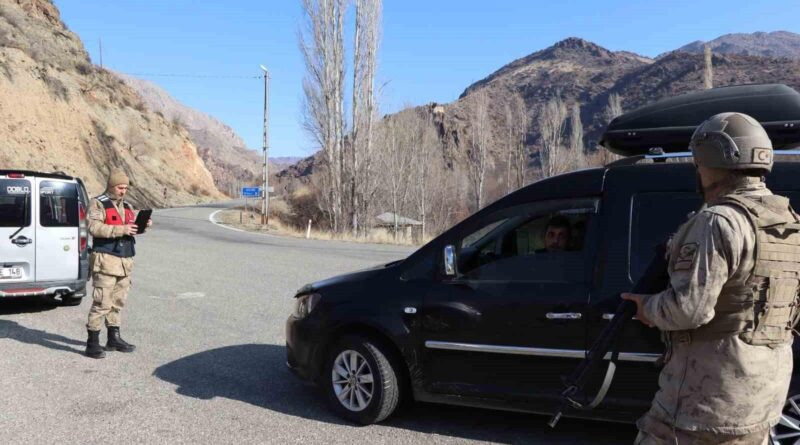 Erzurum Olur'da Jandarma Ekipleri Güvenlik Kontrolü Aralıksız Sürdürüyor 1