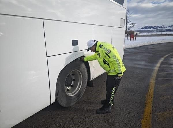 Erzurum Trafik Ekipleri Yolcu Otobüslerine Emniyet Kemeri ve Kış Lastik Denetimini Yoğunlaştırdı 1