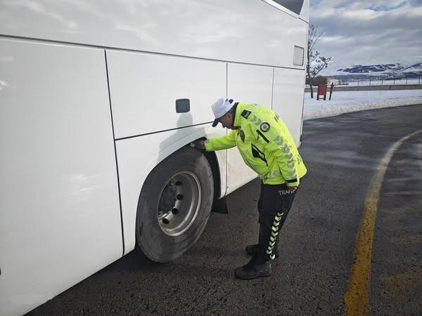 Erzurum Trafik Ekipleri Yolcu Otobüslerine Emniyet Kemeri ve Kış Lastik Denetimini Yoğunlaştırdı