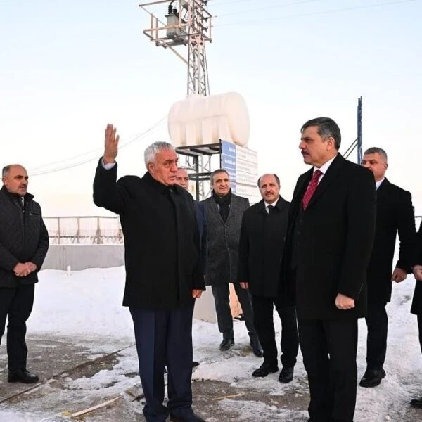 Erzurum Valisi Mustafa Çiftçi'nin Akdağ Sanayi Yapı Kooperatifi'ni ziyaret ettiği görseli.-1