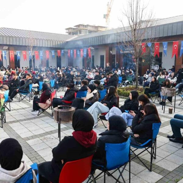 Esenler Belediye Başkanı M. Tevfik Göksu, BESYO Akademi'nin açılışında gençlerle birlikte.-1