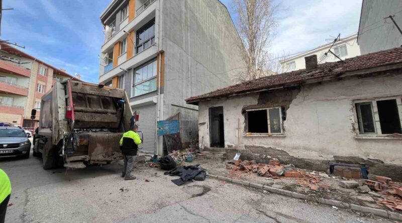 Eskişehir'de İki Yıl Önce de Temizlenen Çöp Ev Yeniden Doldu 1