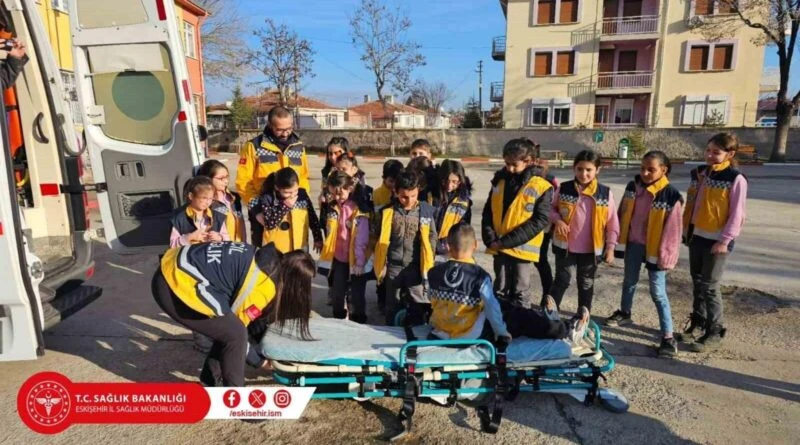 Eskişehir'de İl Ambulans Servisi, Çifteler İlçesinde İlkokul Öğrencilerine 112 Kullanımı Hakkında Eğitim Verdi 1