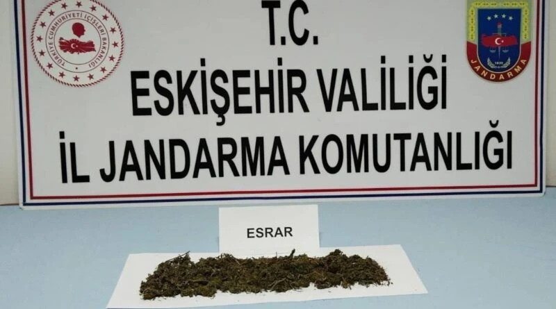 Eskişehir'de Jandarma Uyuşturucuyla 2 Şüpheli Yakaladı 1