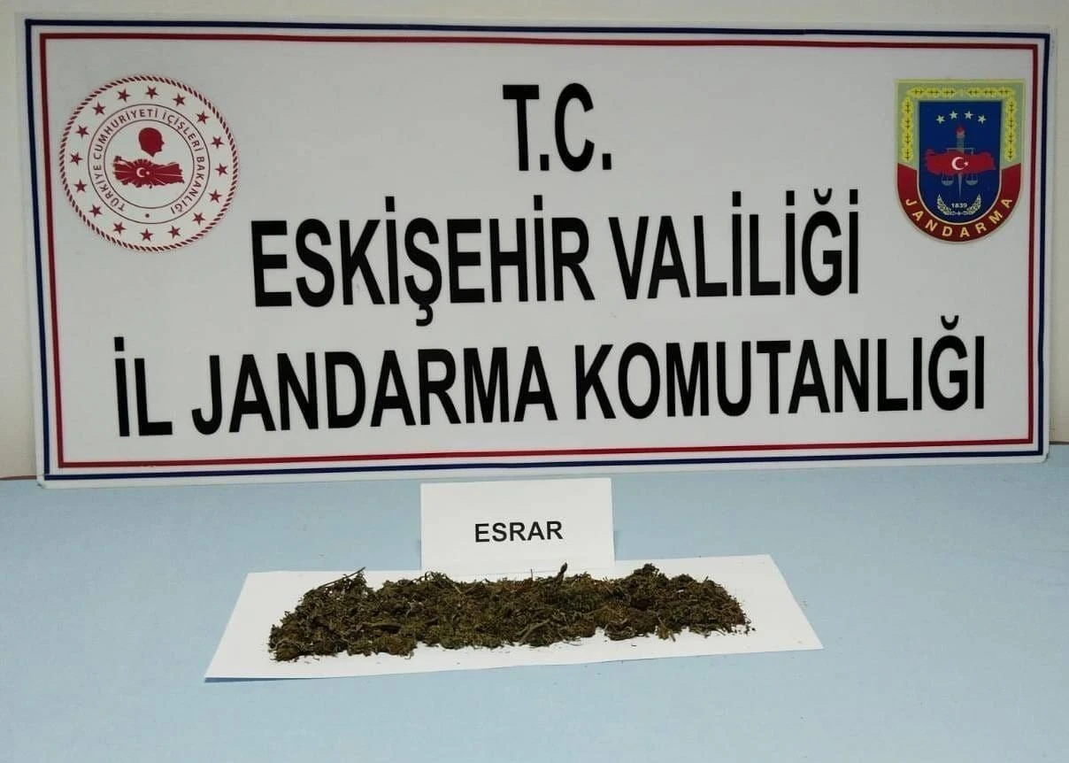 Eskişehir’de Jandarma Uyuşturucuyla 2 Şüpheli Yakaladı