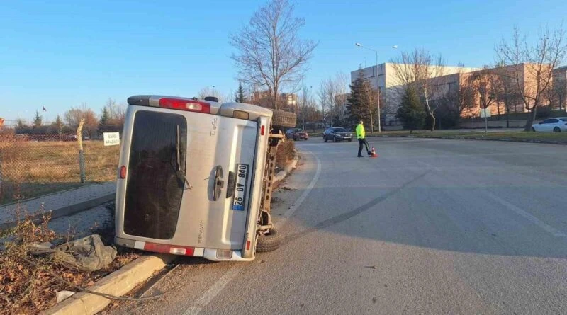 Eskişehir'de Minibüs Virajda Devrildi, Şans Eseri Yaralanan Olmadı 1