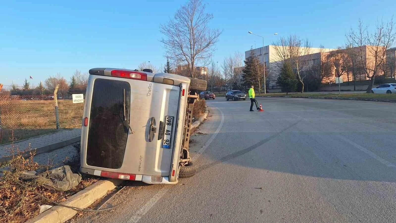 Eskişehir’de Minibüs Virajda Devrildi, Şans Eseri Yaralanan Olmadı