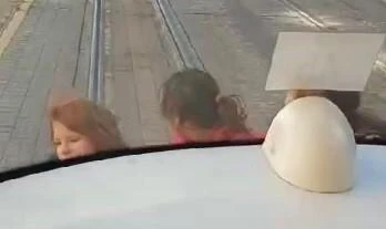 Eskişehir’de Tramvay Arkasına Tutunarak Yolculuk Eden Çocuklar Görüntülendi