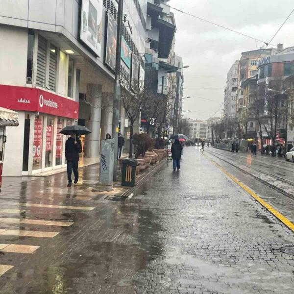 Eskişehir'de yağış nedeniyle vatandaşlar şemsiye ve şapka ile yağdan korunmaya çalışıyorlar.-1