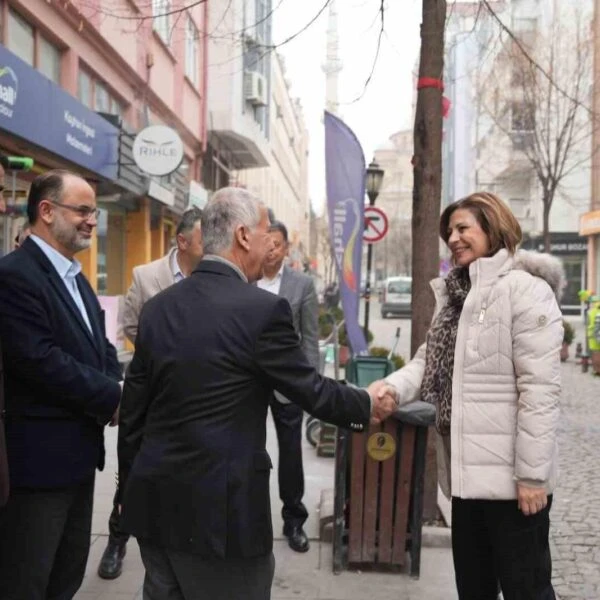 Eskişehir Dost Dernekler Federasyonu yönetim kurulu üyeleriyle birlikte Başkan Ünlüce-2