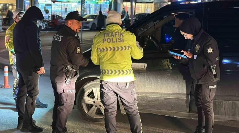 Eskişehir Polisleri'nde Asayiş ve Trafik Denetiminde Elektro Şok Cihazı, Tabanca ve Uyuşturucu Ele Getirildi 1