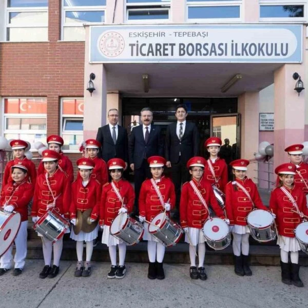 Eskişehir Valisi Aksoy öğrencilere karne dağıtır-1