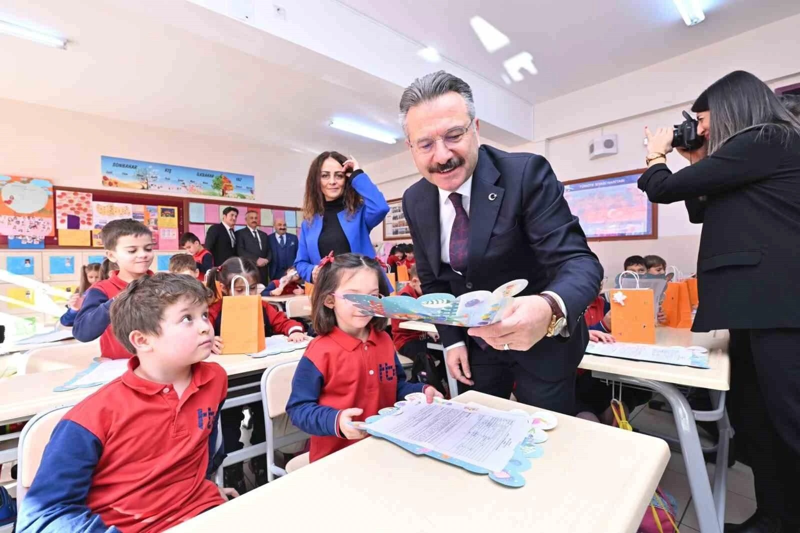 Eskişehir Valisi Aksoy, Öğrencilere Karnelerini Dağıttı