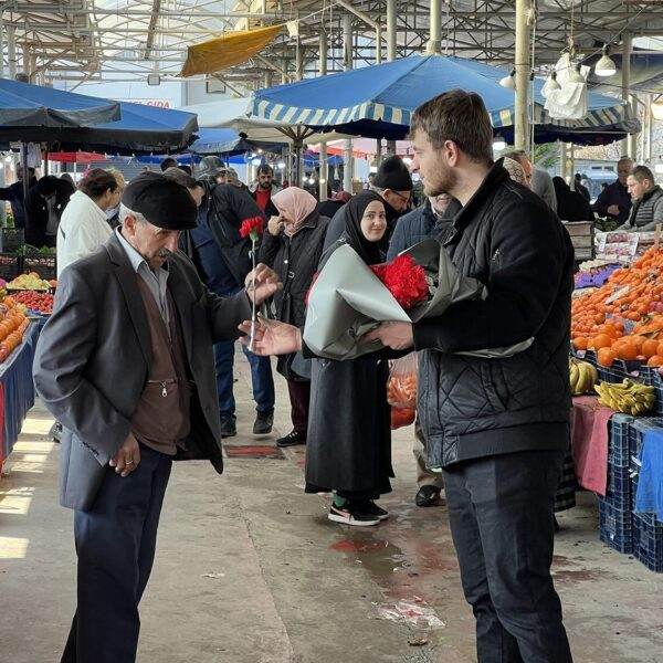 Esnaf ve vatandaşlar karanfil alıyor.-2