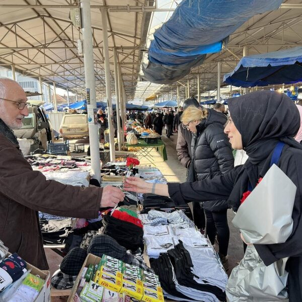 Esnaf ve vatandaşlar karanfil alıyor.-4