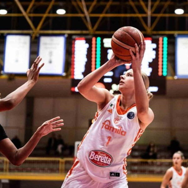 Famila Schio oyuncuları 83-71'lik galibiyetle ÇBK Mersin'i yenmeyi başardı.-4