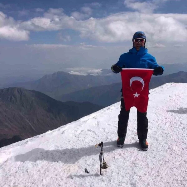 Fehmi Efe'nin anısına yapılan tırmanış sırasında kulüp üyeleri zirvede anma töreni düzenliyor.-2