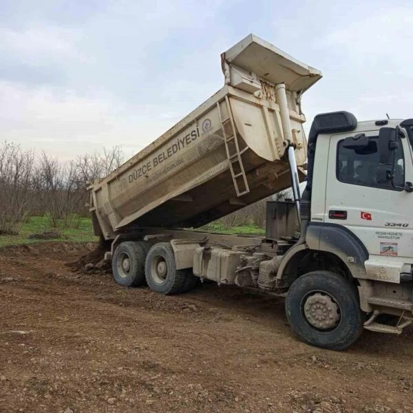 Fen İşleri Müdürlüğü ekipleri ara sokaklarda yeni yol açıyor.-2