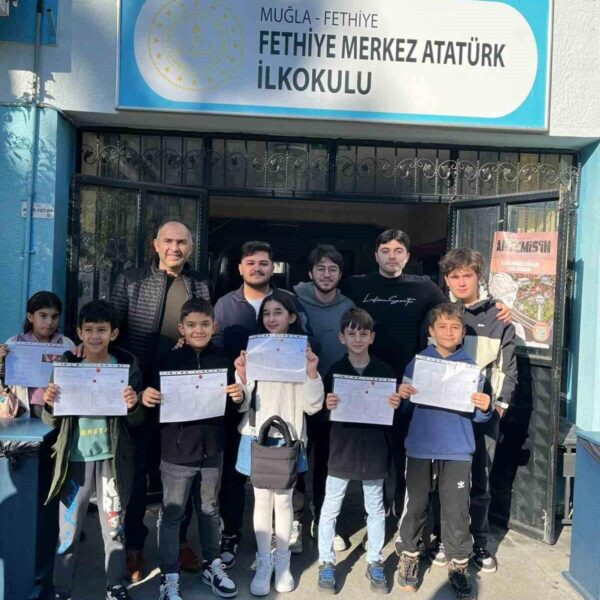 Fethiye Kaymakamı İsmail Hakkı Ertaş ve İlçe Milli Eğitim Müdürü Faruk Kaya öğrencilere karne dağıtıyor-3