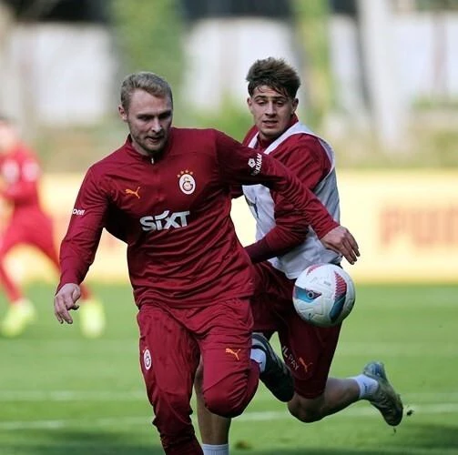 Galatasaray futbolcuları antrenman yapıyor-1