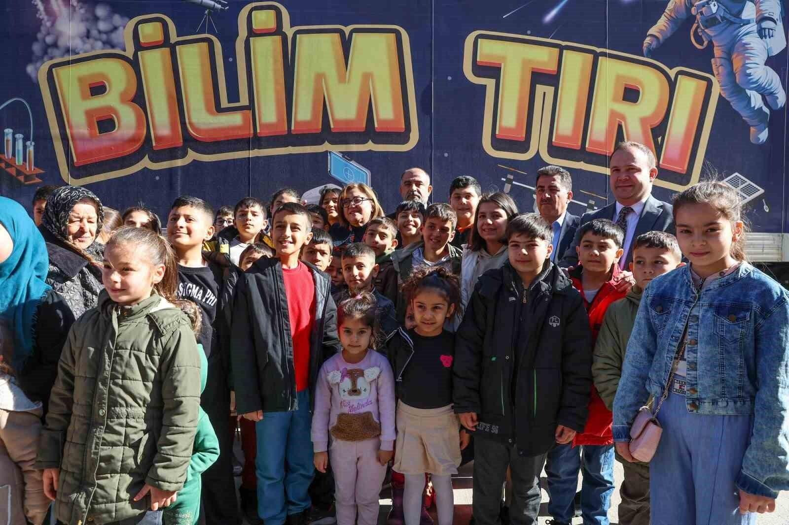 Gaziantep Büyükşehir Belediye Başkanı Fatma Şahin, Nizip’te Bilim Tırı’nda Çocuklarla Buluştu