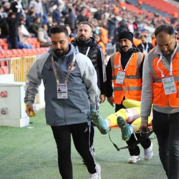 Gaziantep FK kalecisi Mustafa Burak Bozan'ın sakatlandığı an-1