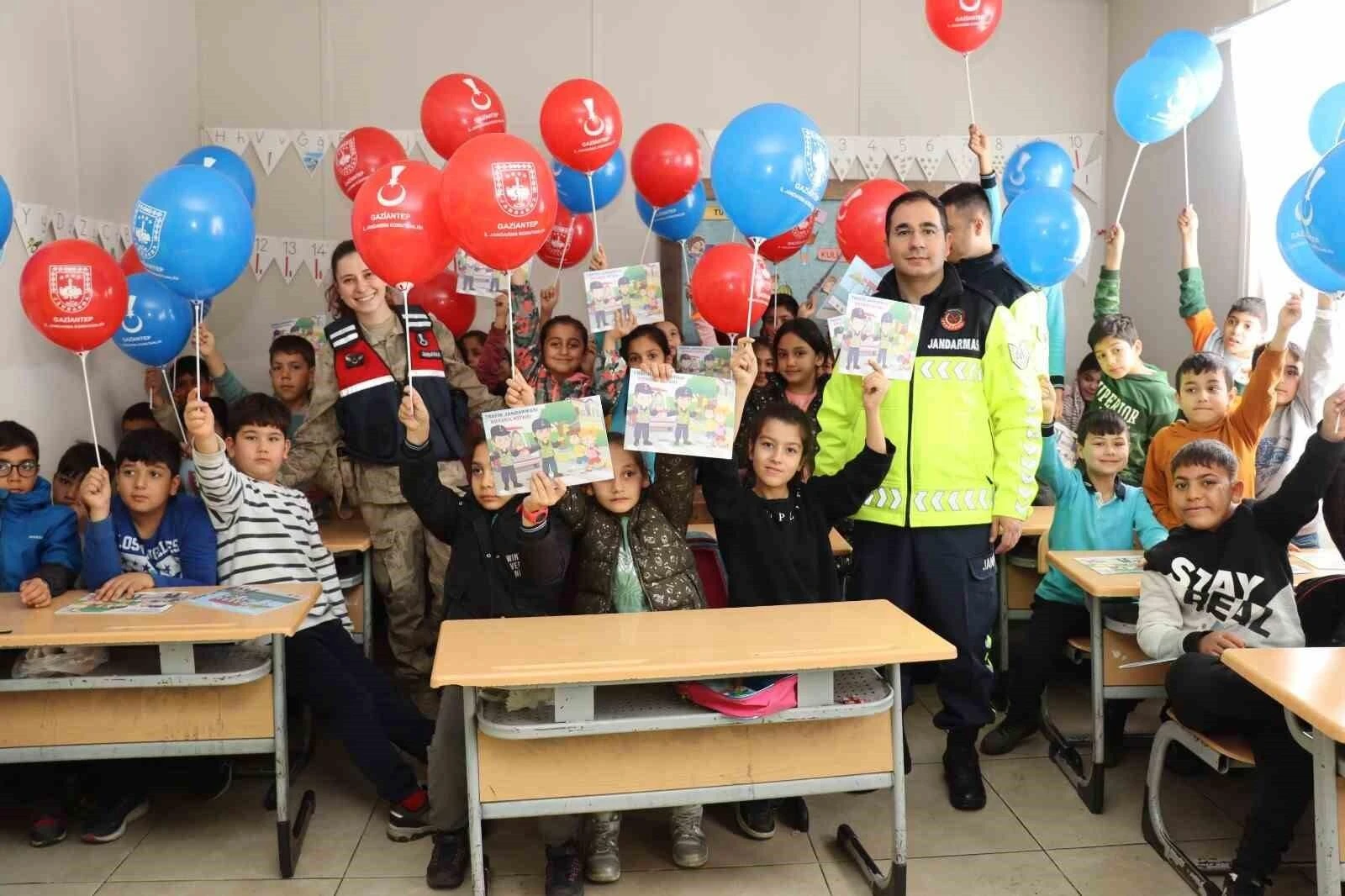 Gaziantep Jandarma’sı Depremzede Öğrencilere Trafik Eğitimi Verdi