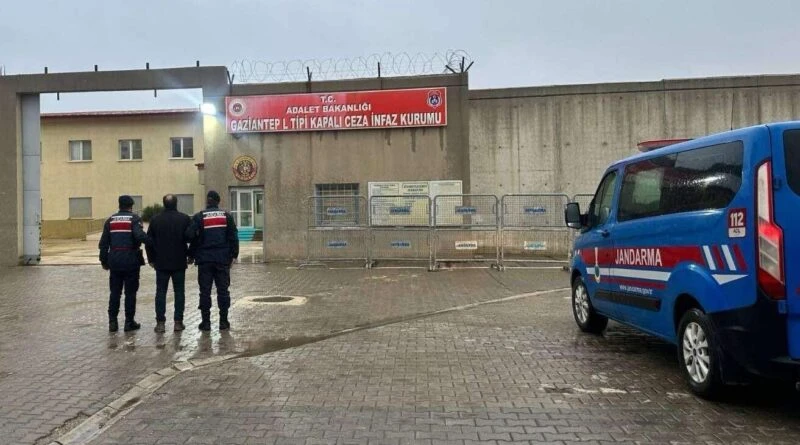 Gaziantep'te Dolandırıcılık Suçuyle Firari Şahıs Jandarma Ekipleri Tarafından Yakalandı 1