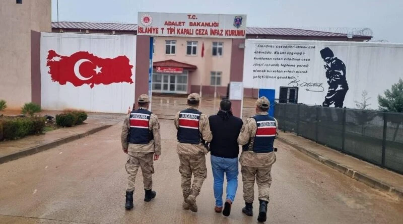 Gaziantep'te Nitelikli Yağma ve Konut Dokunmazlığı İhlali Suçundan Firari Şahıs Jandarma Ekipleri Tarafından Yakalandı 1