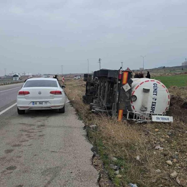 Gaziantep'te tanker kazası nedeniyle oluşan yağ sızıntısı-2