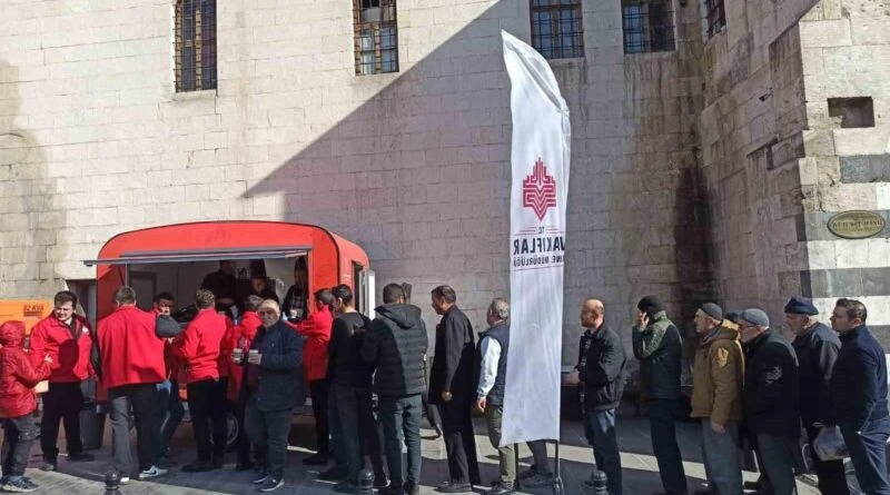 Gaziantep Vakıflar Bölge Müdürlüğü Regaip Kandili'nde Vatandaşlara Salep Ikramı 1