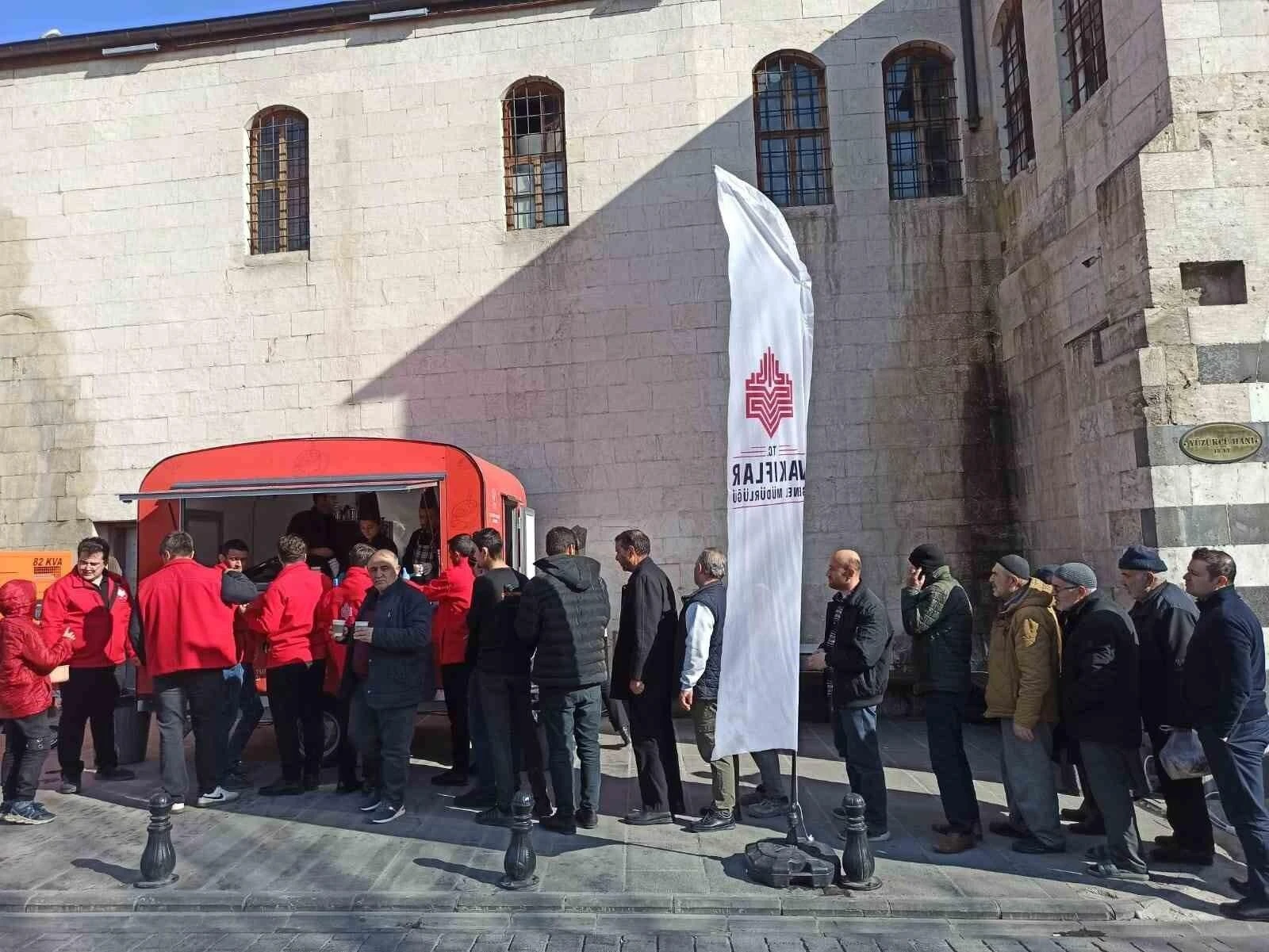 Gaziantep Vakıflar Bölge Müdürlüğü Regaip Kandili’nde Vatandaşlara Salep Ikramı