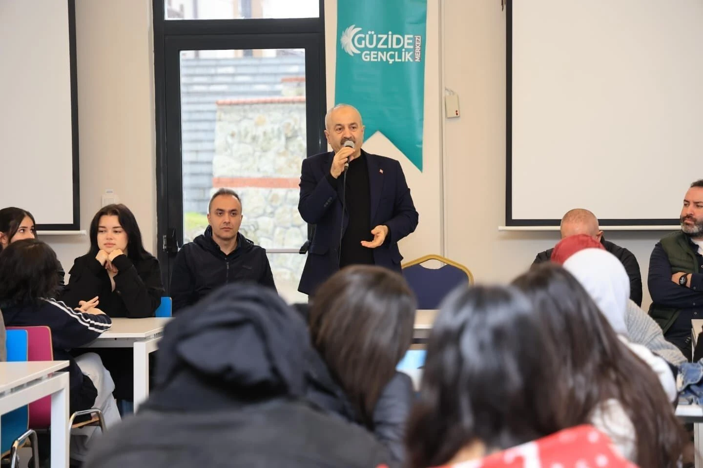 Gebze Belediye Başkanı Zinnur Büyükgöz, Güzide Gençlik Merkezi’nde Gençlerle Bir Buluşmada Ailenin Önemini vurguladı