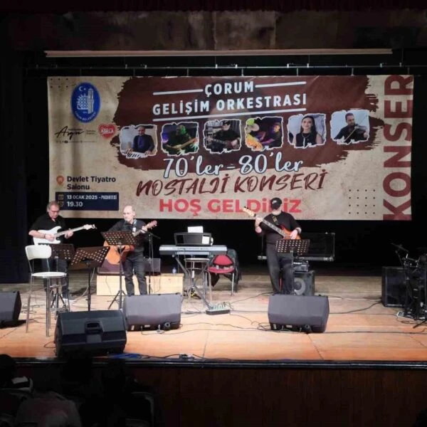 Gelişim Orkestrası'nın sahnede performans göstermesi-2