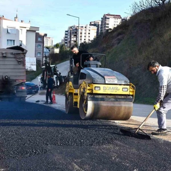 Gemlik Belediyesi ekipleri yolu yapıyor.-1