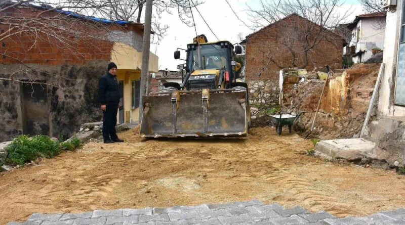 Gemlik Belediyesi, Mahallelerde Ulaşımı Konforlu Hale Getirmek İçin Yol Çalışmalarıyla Devam Ediyor 1