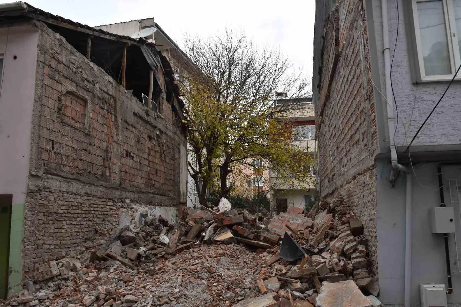 Gemlik Belediyesi Metruk Binaları Yıkıyor