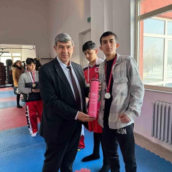 Gençlik ve Spor İlçe Müdürü Suat Yılmaz, şampiyon kick boksçulara hediye takdim ediyor-4