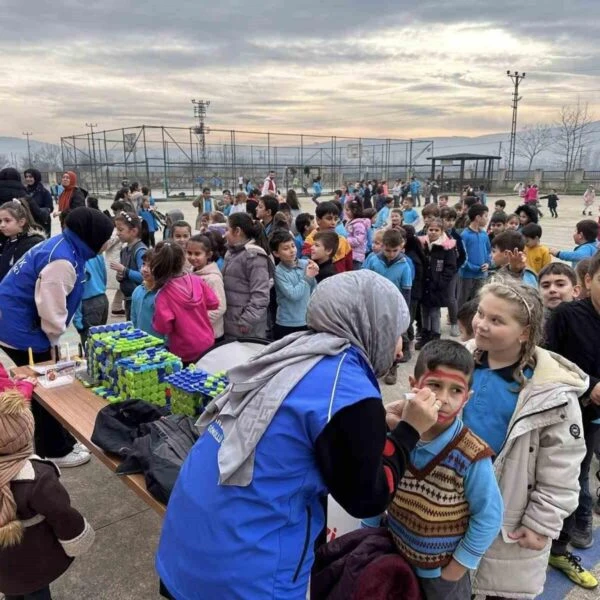 Gönüllü gençler ve Gümüşpınar Mehmetçik İlkokulu öğrencileri sokak oyunları oynuyor-1