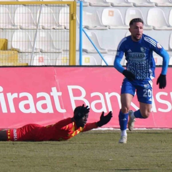 Göztepe futbolcuları zafer sevinciyle kutluyor-11