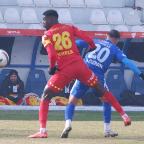 Göztepe futbolcuları zafer sevinciyle kutluyor-2