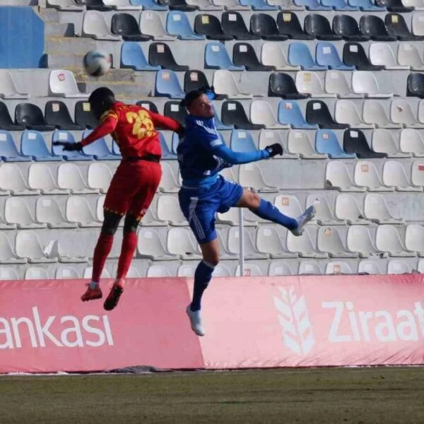 Göztepe futbolcuları zafer sevinciyle kutluyor-8