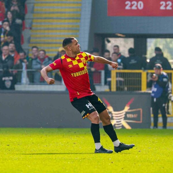 Göztepe'nin Brezilyalı yıldızı Juan gol sevinci yaşıyor.-1