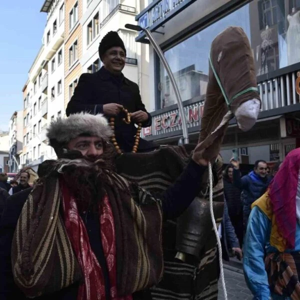 Gümüşhane'de Kalandar etkinliği kapsamında kurulan sahnede oynanan oyunlar.-11